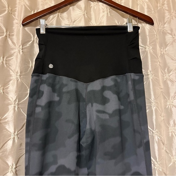 Zella Live In Maternity 7/8 Legging Gray Camo Over the Belly - Picture 5 of 11